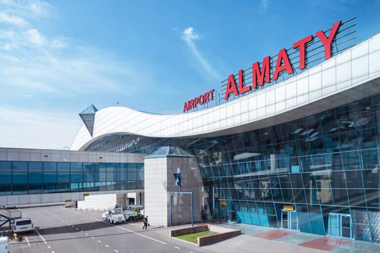 Власти наказали аэропорт Алматы за затопленный пассажирский терминал