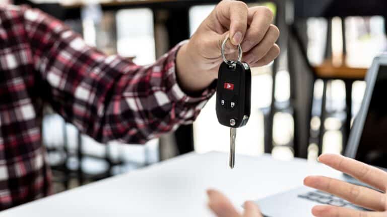 Эксперт назвал поломки, из-за которых авто лучше вернуть дилеру