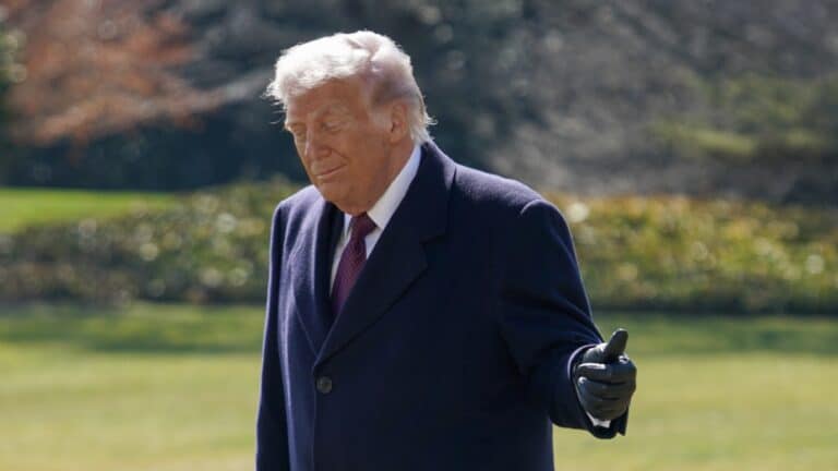 Отеки и синяки от рукопожатий: врачи оценили здоровье Трампа
