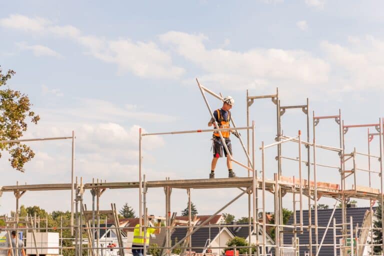 Опасный труд: 2 328 казахстанцев получили травмы на работе в 2025 году