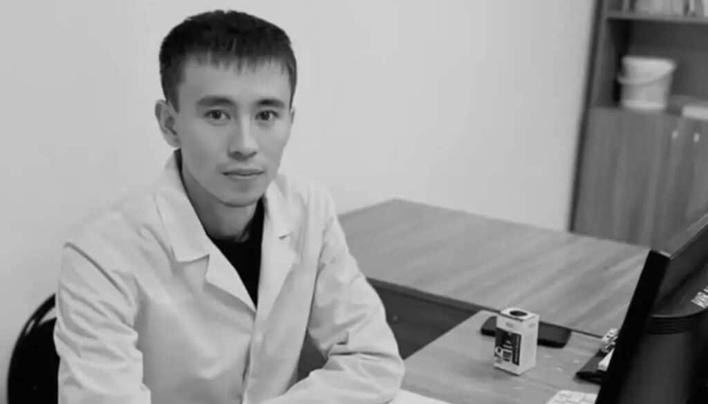 В Актау начался суд по делу об убийстве врача из Жанаозена