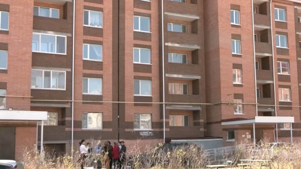 Жильцы социального дома в Кокшетау три года живут без документов на квартиры