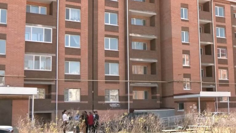 Жильцы социального дома в Кокшетау три года живут без документов на квартиры