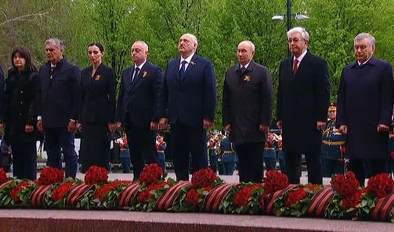 Токаев, Путин, Лукашенко и Мирзиёев возложили цветы к Вечному огню в Москве