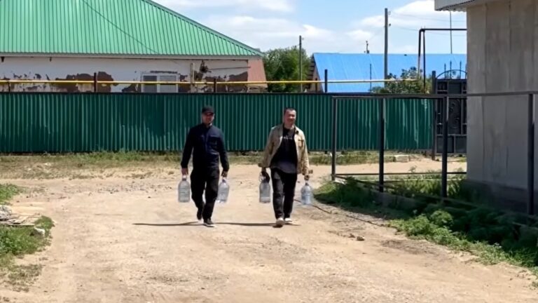 Жители центра Актобе вынуждены по ночам караулить воду
