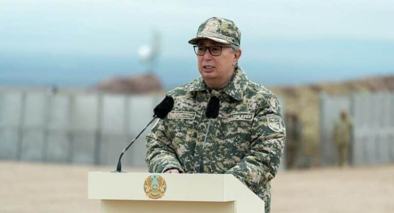 Стоят на страже мирного неба: Токаев поздравил защитников Отечества