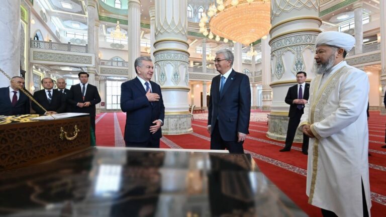 Қазақ және өзбек президенттері Түркістанда жұма намазға барды