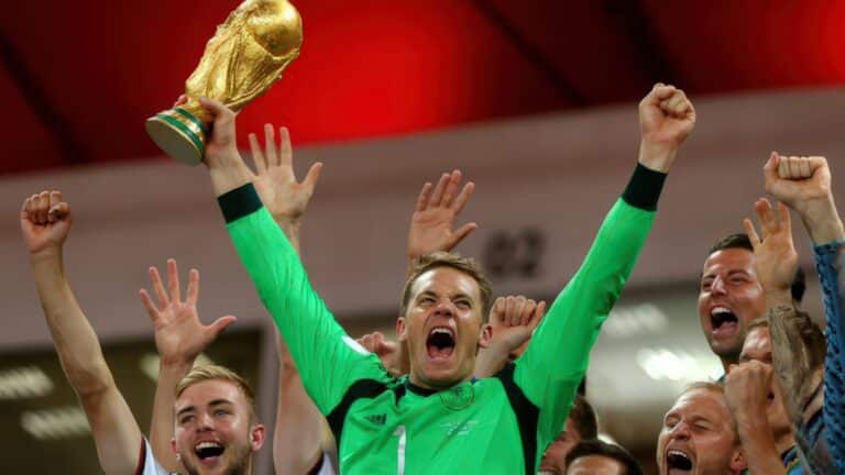 Мануэль Нойер сыграет на пятом чемпионате мира в карьере