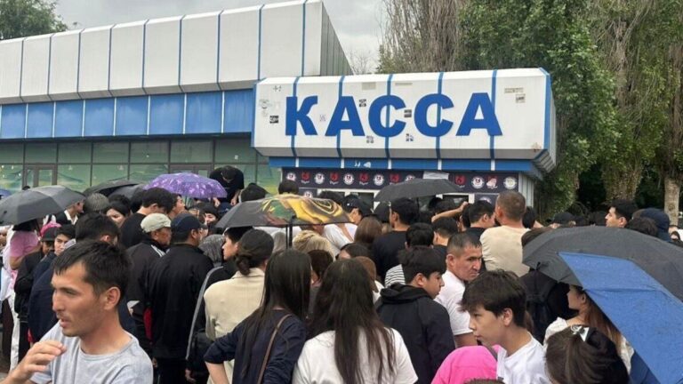 Шымкентте футбол жанкүйерлері билет үшін таңғы 5-тен бастап кезекте тұрды