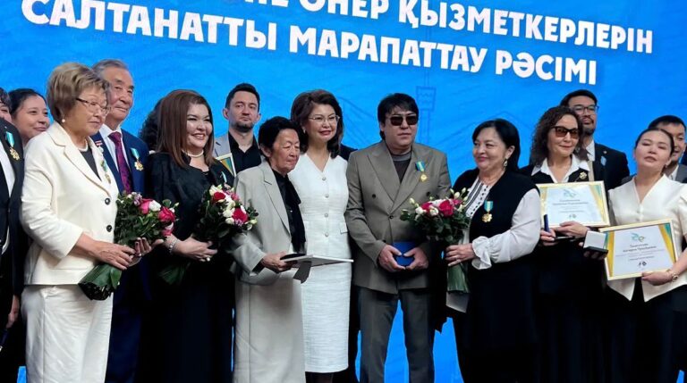 «Қазақфильм» киностудиясының қызметкерлеріне пәтер кілттері табысталды