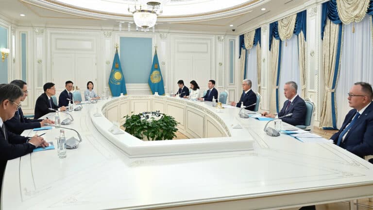 Токаев провел встречу с главой администрации Гонконга