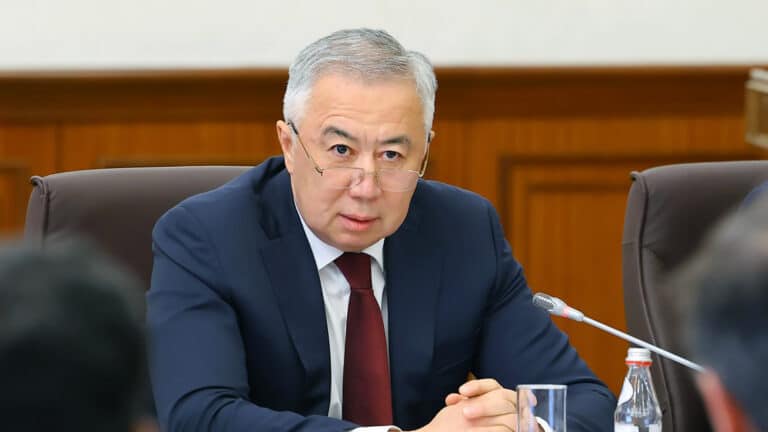 Жумангарин прокомментировал закрытие магазинов у дома и кофеен в Казахстане