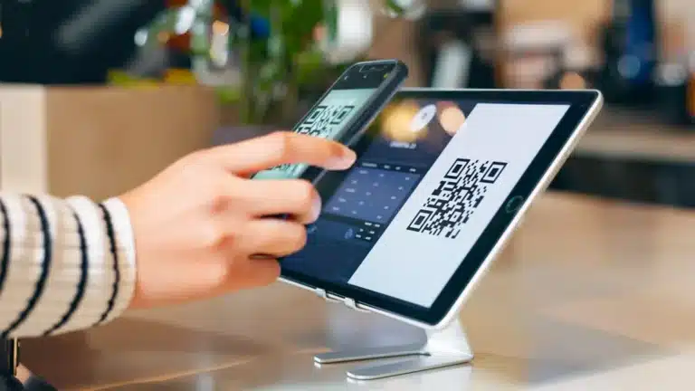 МВД: Мошенники подменяют QR-коды на остановках и в подъездах
