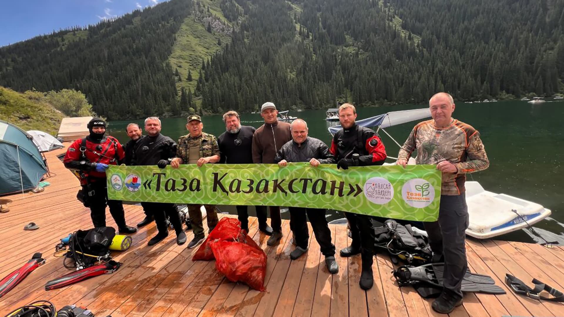 Дайверы подняли со дна Кольсая более 150 кг мусора