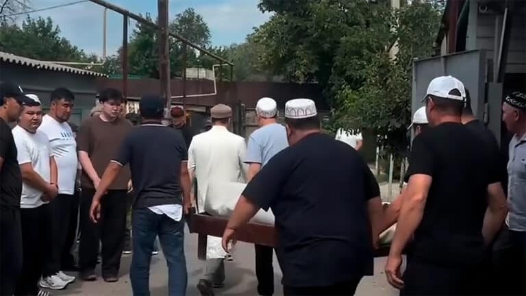 В Алматы прошли похороны убитого одноклассником 12-летнего мальчика