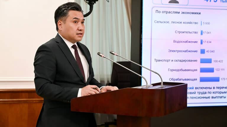Сколько казахстанцы должны зарабатывать для приемлемой жизни, рассказал министр труда