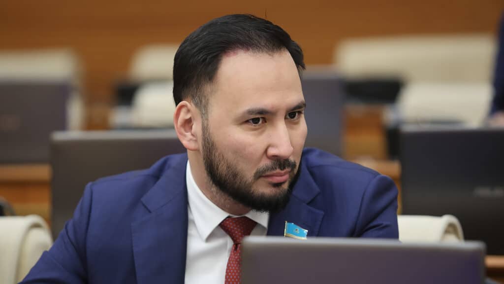 Запретить госкомпаниям передавать свои задачи частным компаниям предложил депутат Ходжаназаров / Аскар Ахметуллин, бильд-редактор: Серикжан Ковланбаев