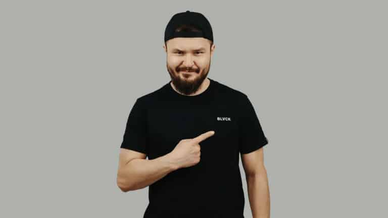 Стендап-комик Алибек Жумабаев избежал ареста за мат в адрес судьи на матче 