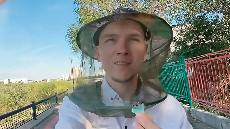 Атыраусцы предпочитают выходить на улицу в сетках пчеловодов из-за полчищ комаров