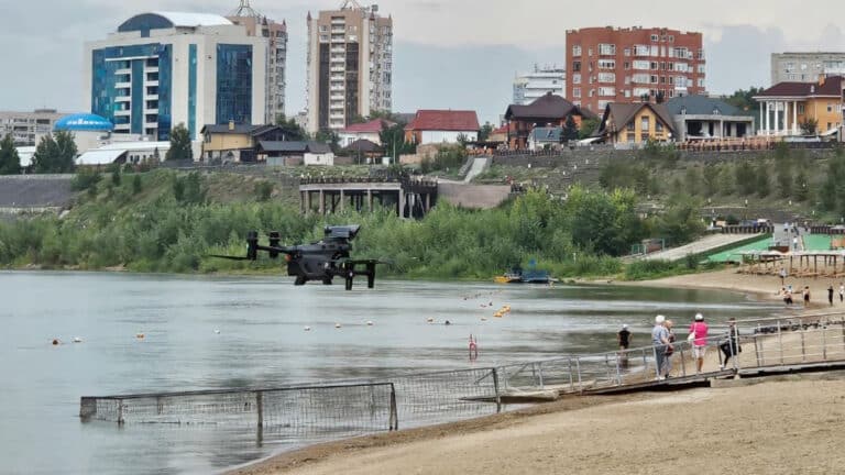 «Говорящие» дроны начали патрулировать пляжи в Казахстане