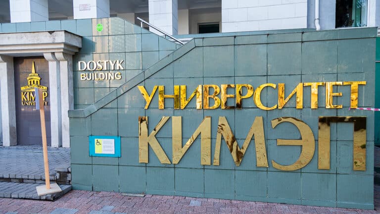 Скандал в КИМЭП разжег дискуссию о профессионализме зарубежных педагогов в Казахстане