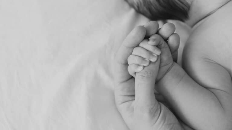 Уронили при родах: новорожденный ребенок погиб в Алматинской области