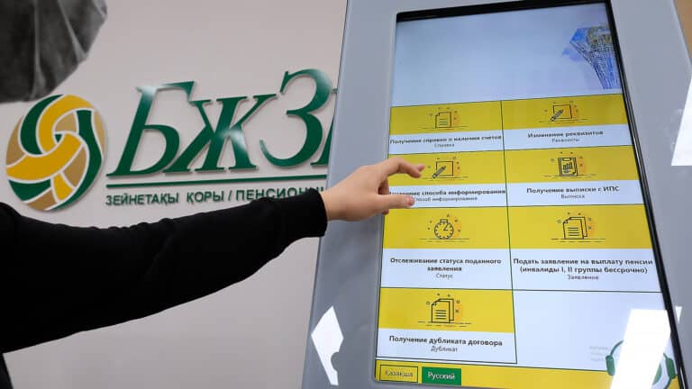 Десятки тысяч казахстанцев вывели миллиарды из ЕНПФ до повышения порогов