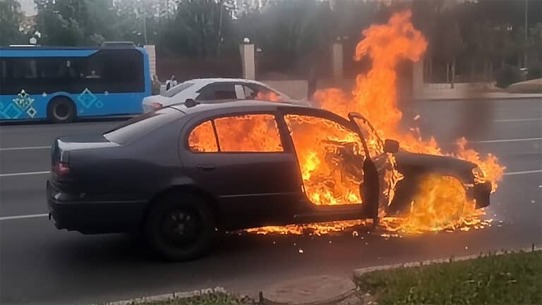 В Астане Toyota Aristo на газу сгорела за считанные минуты