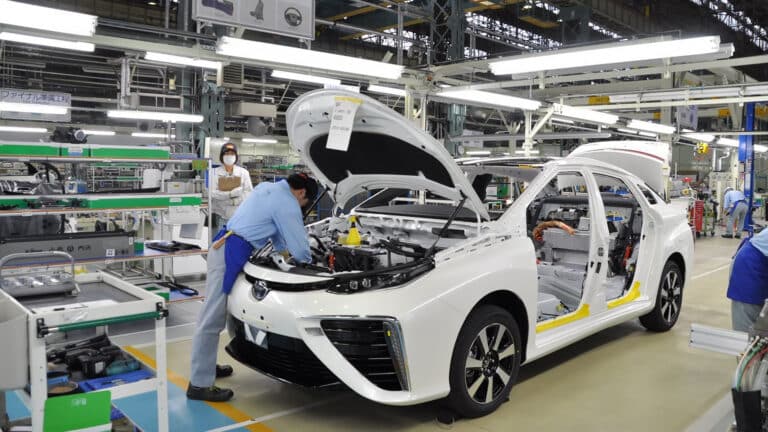 Toyota сократит выпуск почти на 100 тыс. автомобилей к 2027 году
