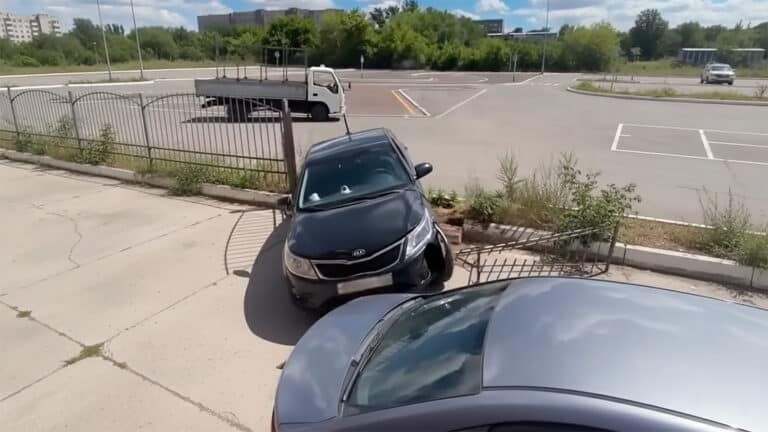 Девушка разбила экзаменационную Kia Rio в спецЦОНе Караганды
