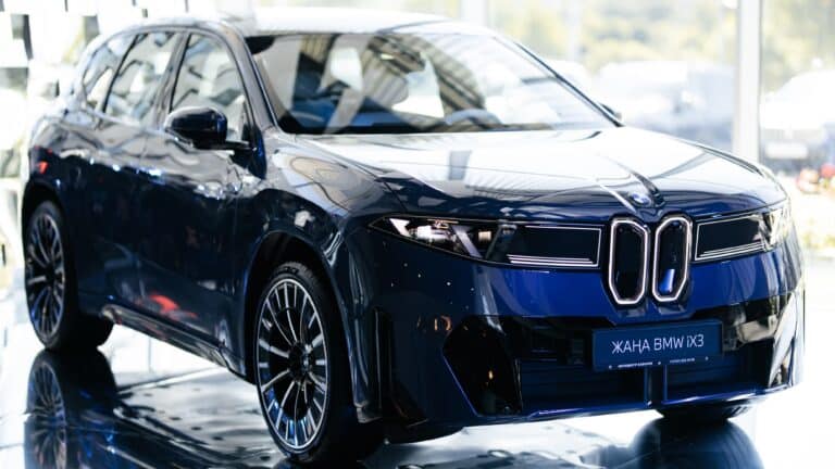 «Всемирный автомобиль года» вышел на рынок Казахстана: BMW представил новый iX3