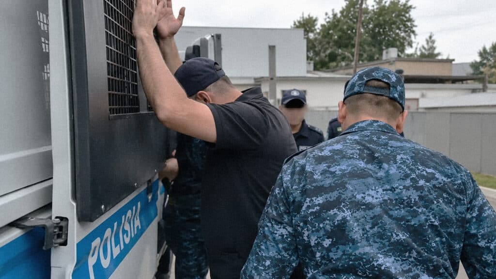 Афера с авто на 2 миллиарда: из Кыргызстана экстрадировали беглого казахстанца