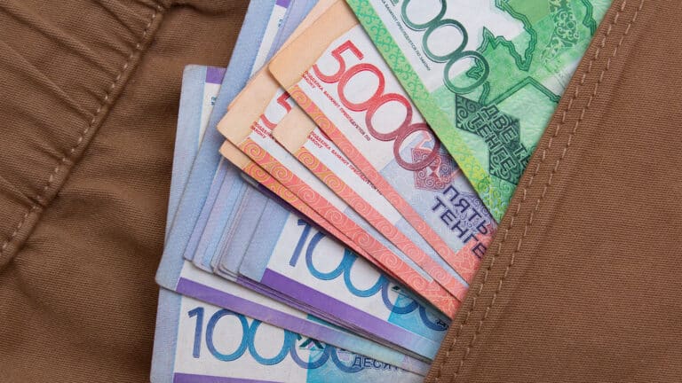 Кому в Казахстане предлагали зарплату в 1,4 млн тенге в мае