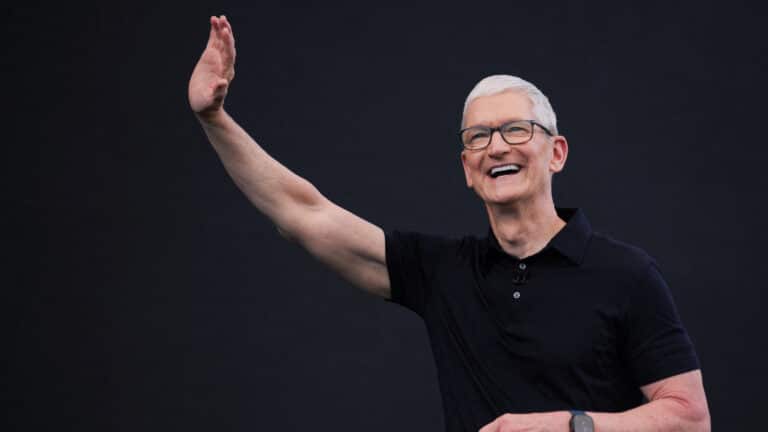 Тим Кук попрощался с Apple, а старенький iPhone 11 получил еще один год поддержки
