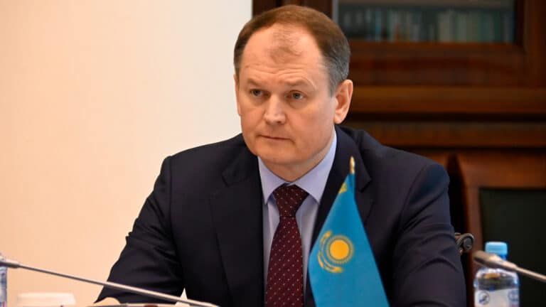 Сенатор призвал по-человечески помочь работающей маме-курьеру из Алматы