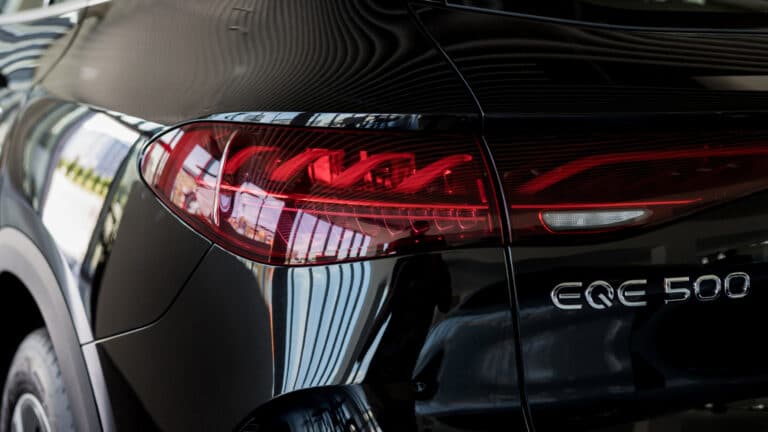 Элитный Mercedes EQE 500 Перизат Кайрат «завис» у Минфина