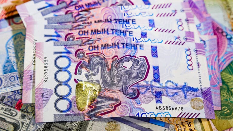 Названы отрасли с рекордным ростом заработных плат в Казахстане
