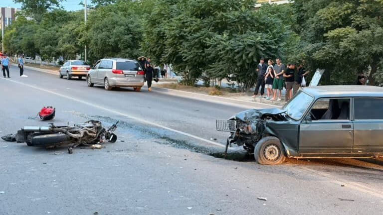 Ақтауда жеңіл көлікпен соқтығысқан мотоцикл жүргізушісі қаза тапты