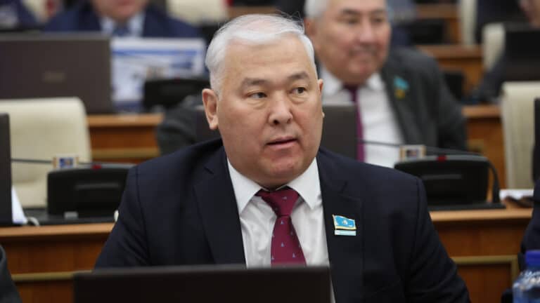 Абенов пообещал критиковать власть в соцсетях, если не пройдет в новый парламент