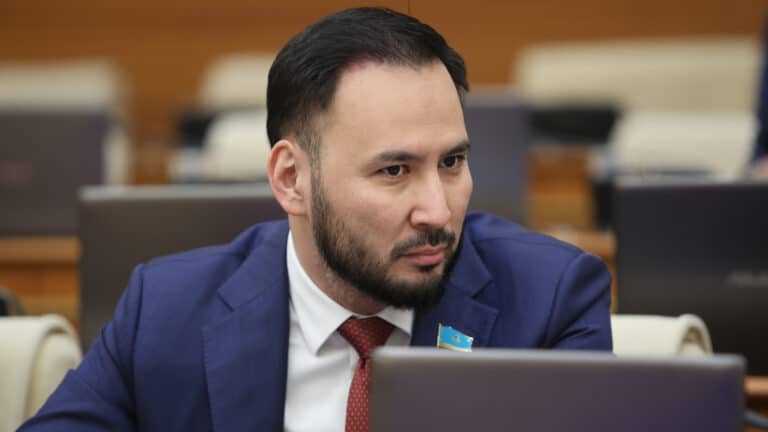 Депутаты Казахстана опровергли информацию о своих огромных зарплатах