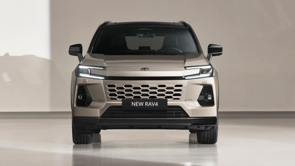 Новый Toyota RAV4 раскупают быстрее, чем дилеры успевают их получить