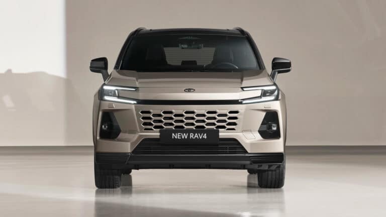 Новый Toyota RAV4 раскупают быстрее, чем дилеры успевают их получить