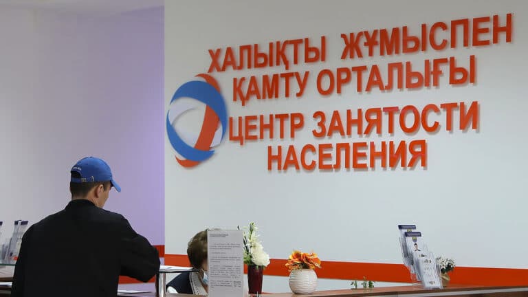 «У нас 100 тысяч вакансий»: зачем в Казахстане к работе привлекают иностранцев