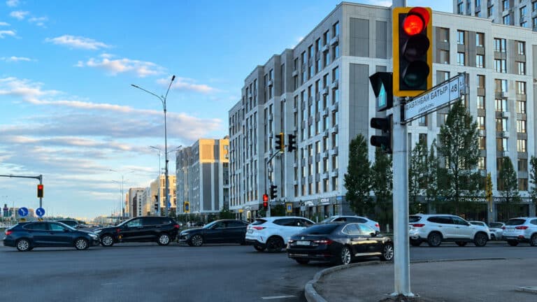 Автомобиль-призрак засветился в Астане после грубого нарушения ПДД