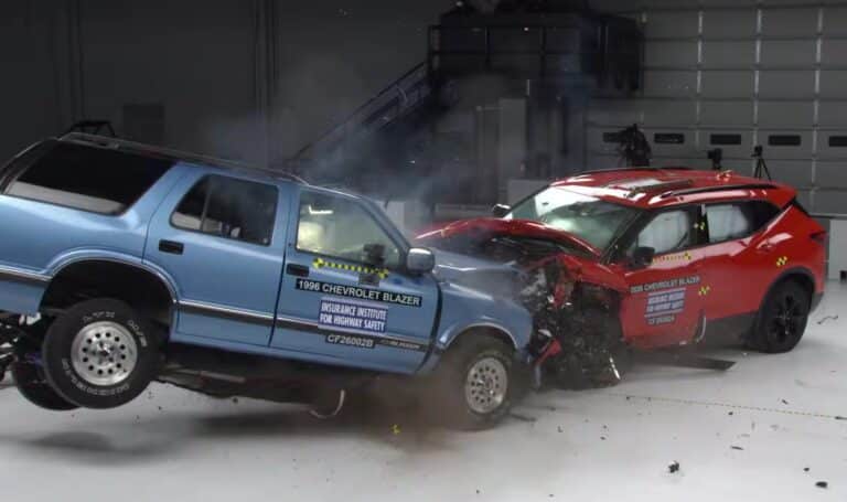 30-летний Chevrolet столкнули с новым: что показал краш-тест