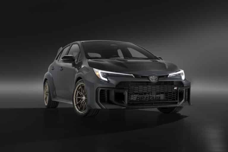 Toyota лишила новую Corolla задних сидений ради скорости