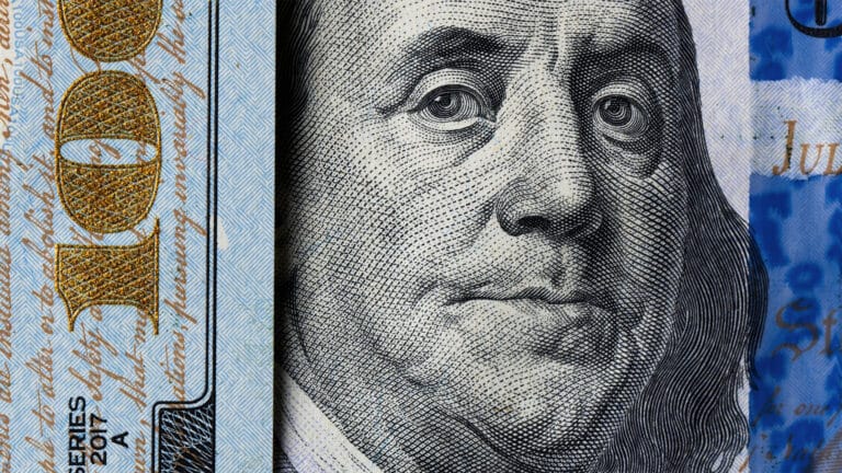 Казахстанцы скупают доллары: спрос на валюту вырос на 13%