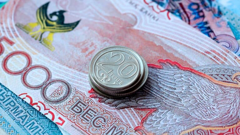 Десятки тысяч казахстанцев забыли свои пенсии
