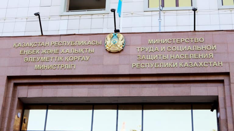 В Минтруда ответили, нормально ли женщине с младенцем работать курьером в Казахстане