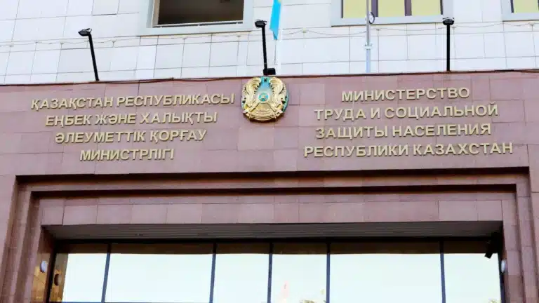 Муж-айтишник и автокредит: Минтруда проверило семью женщины-курьера с младенцем